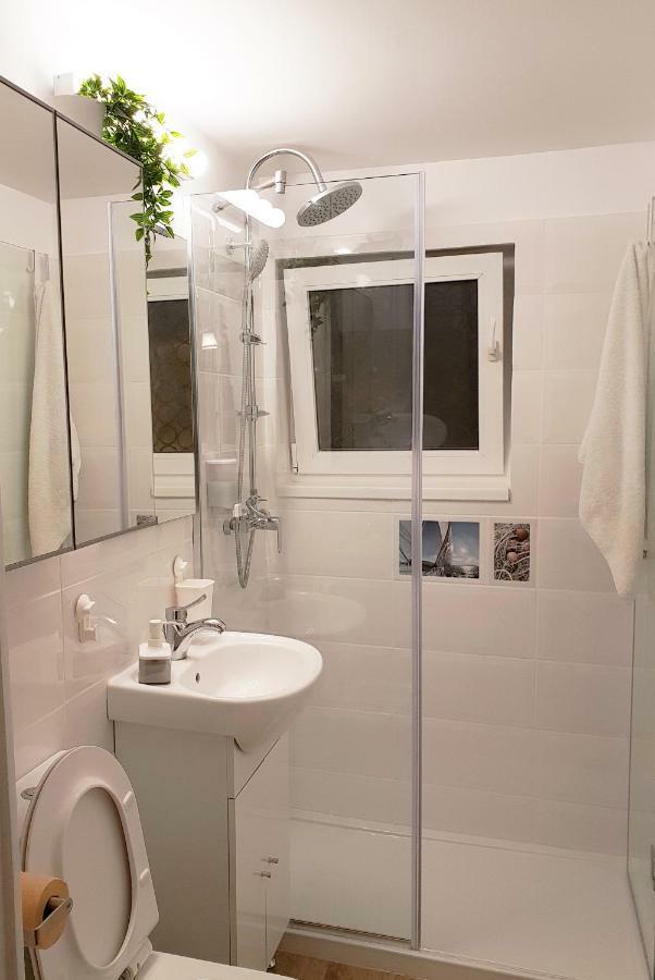 Central Stylish & Cozy One Bedroom Apartment - Adela Accommodation - Ideal For Long Stays Bucharest Luaran gambar
